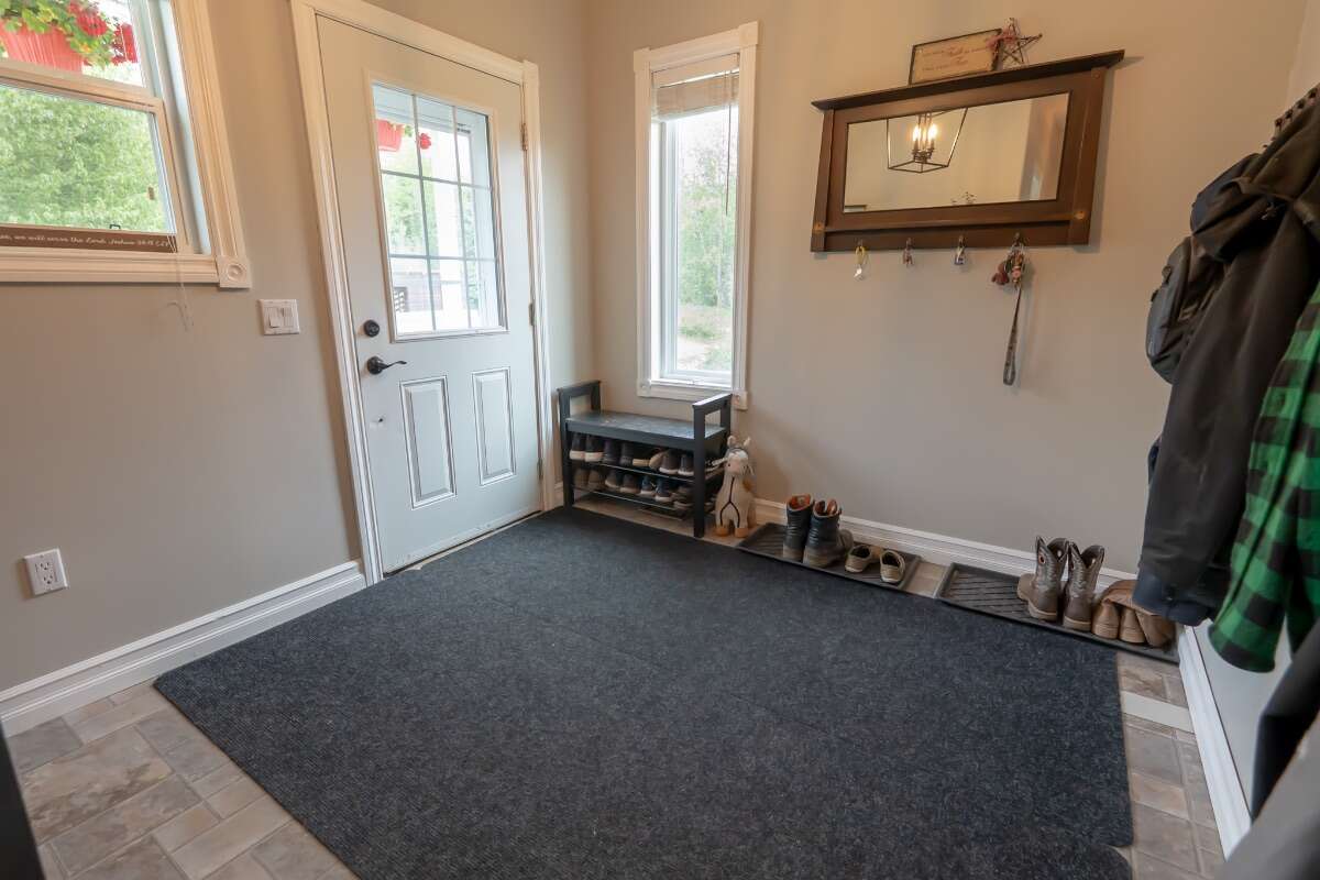  Bright 4-Bed Custom Estate on 17 Private Acres 