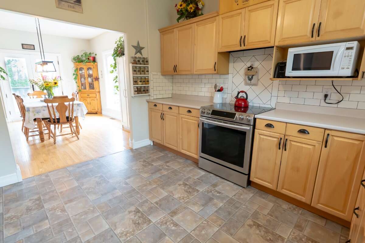  Bright 4-Bed Custom Estate on 17 Private Acres 