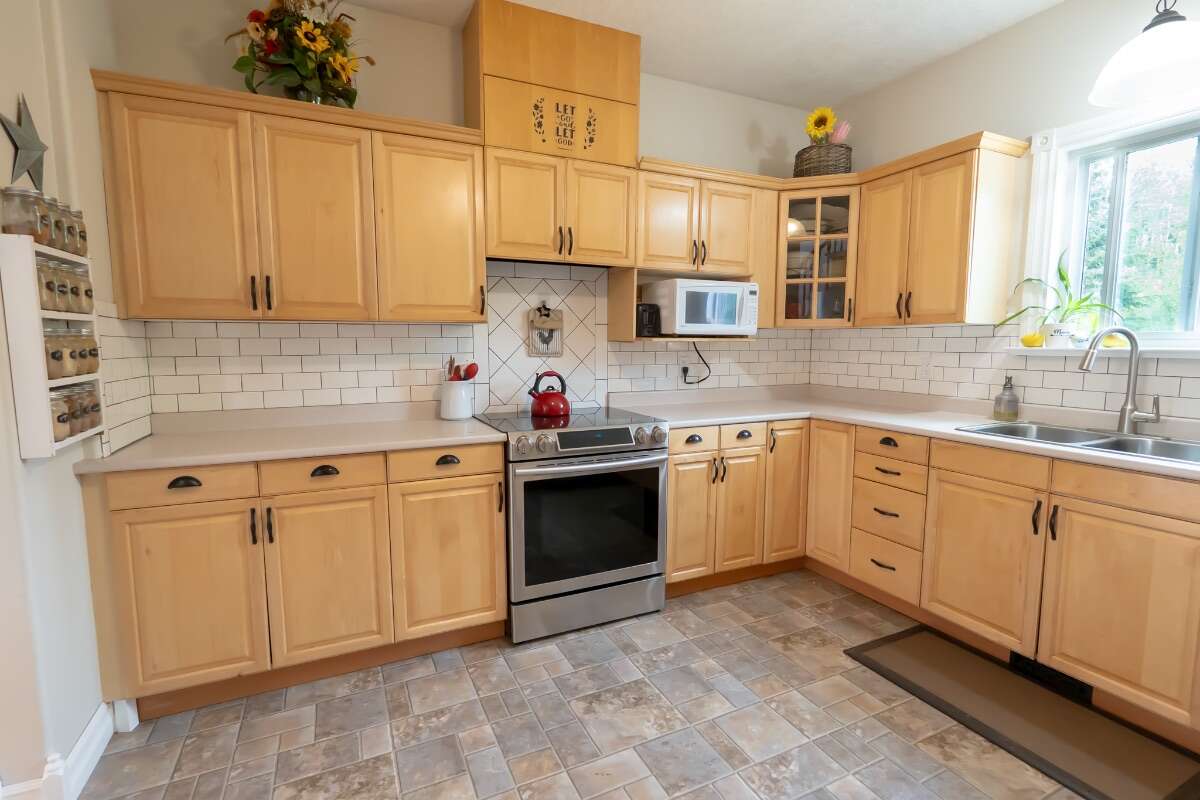  Bright 4-Bed Custom Estate on 17 Private Acres 