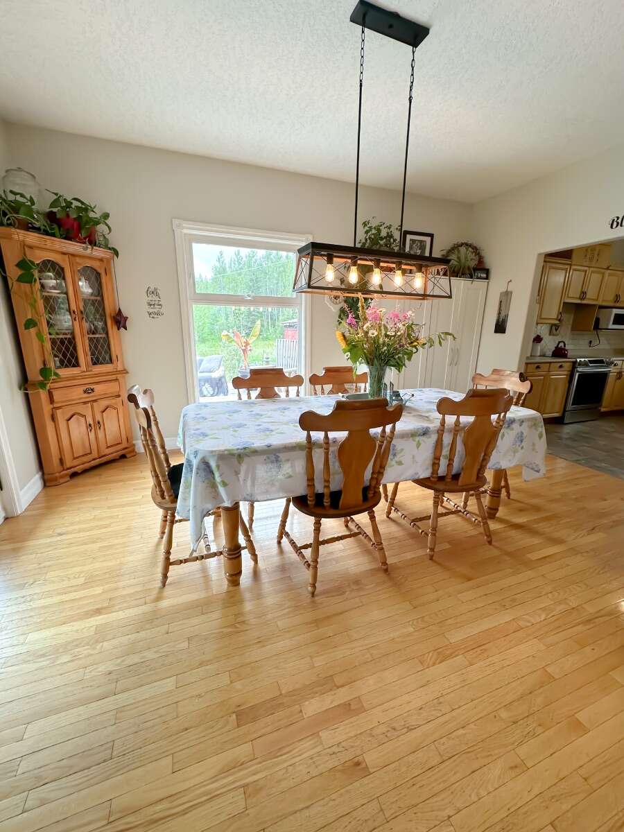  Bright 4-Bed Custom Estate on 17 Private Acres 