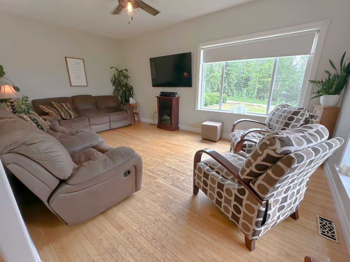  Bright 4-Bed Custom Estate on 17 Private Acres 