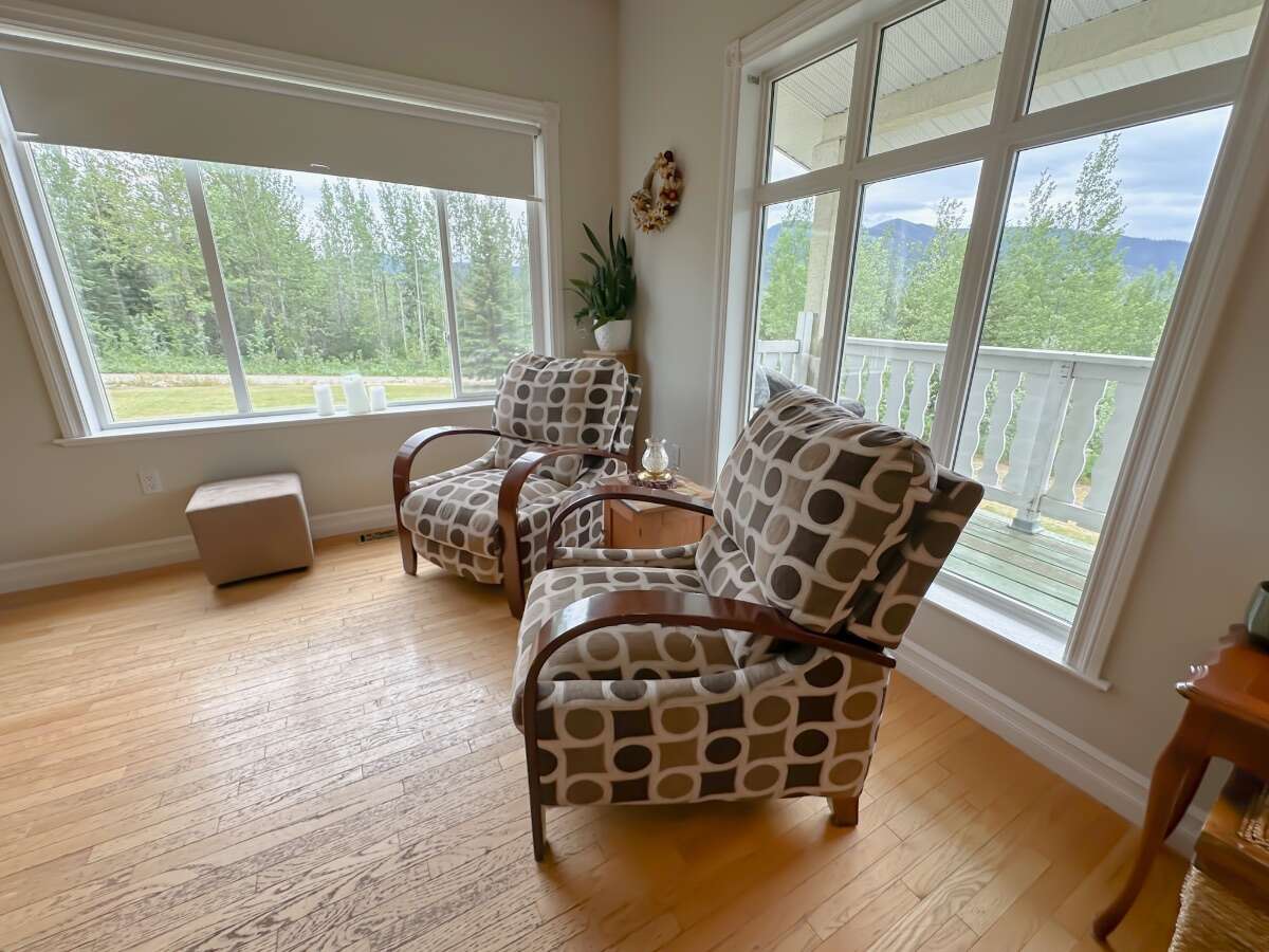  Bright 4-Bed Custom Estate on 17 Private Acres 