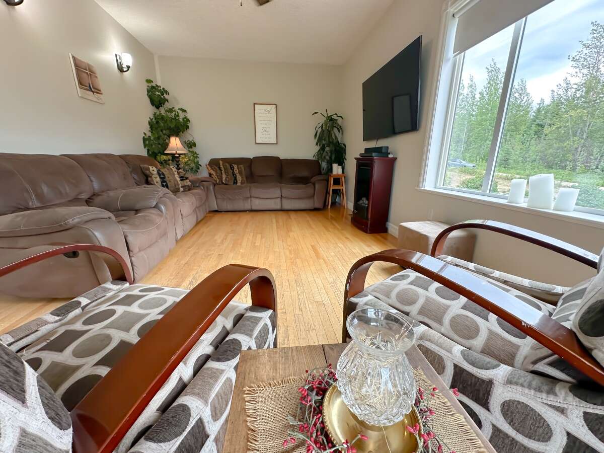  Bright 4-Bed Custom Estate on 17 Private Acres 