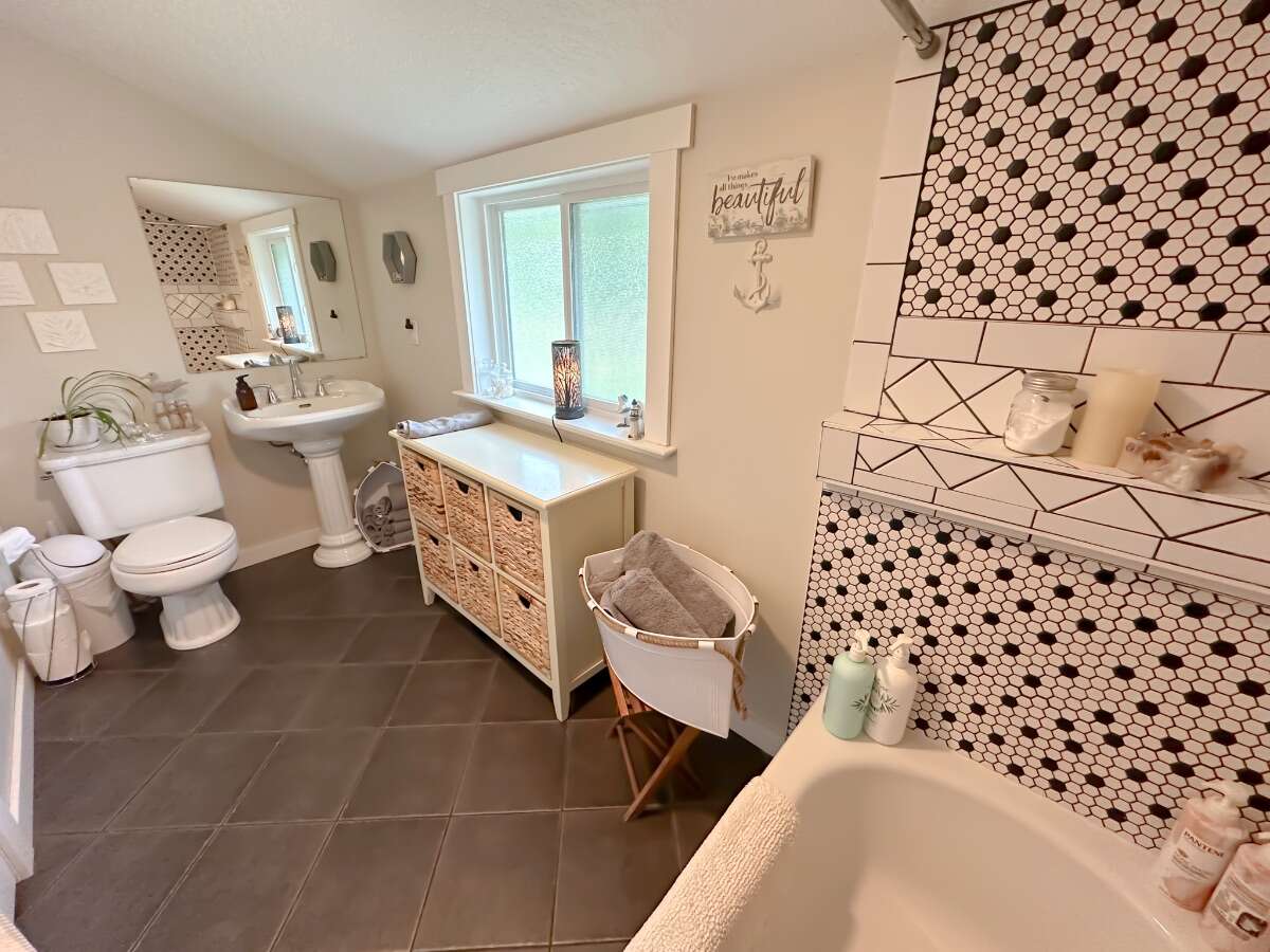  Bright 4-Bed Custom Estate on 17 Private Acres 
