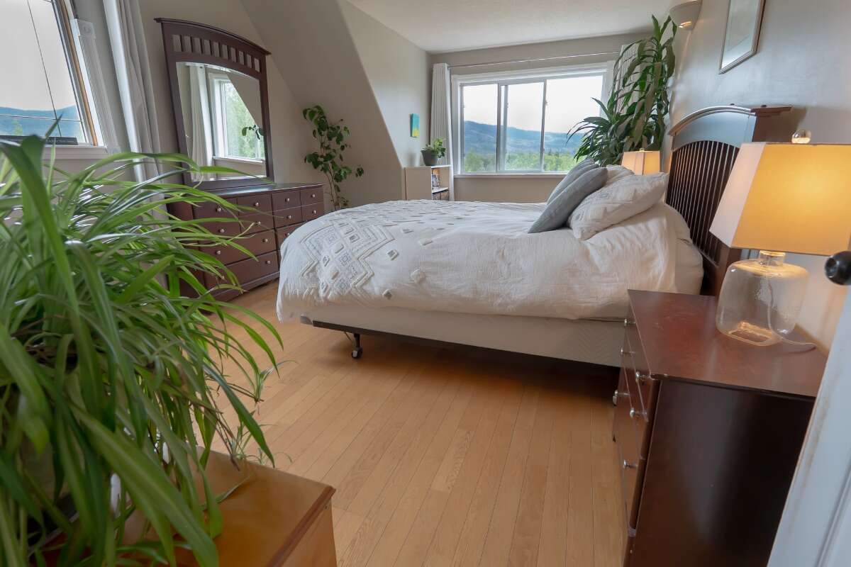  Bright 4-Bed Custom Estate on 17 Private Acres 