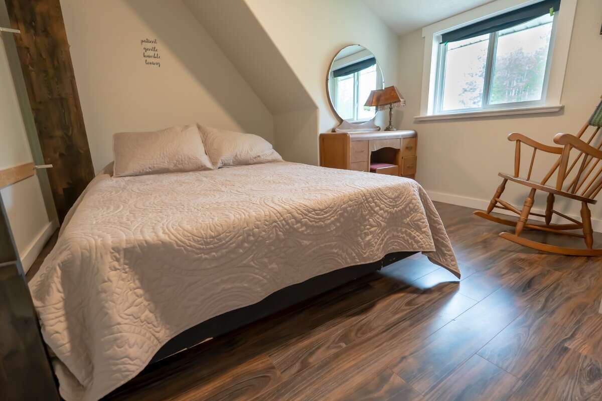  Bright 4-Bed Custom Estate on 17 Private Acres 