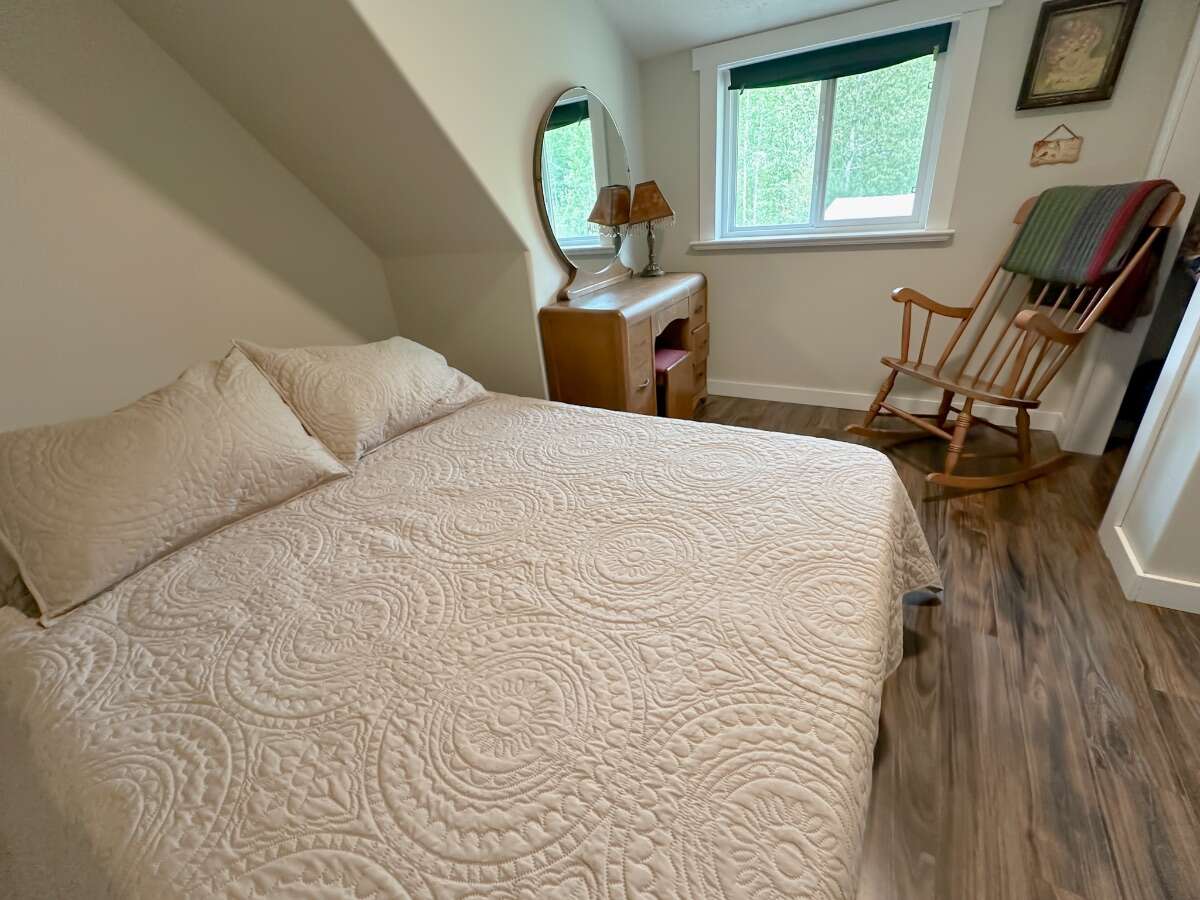  Bright 4-Bed Custom Estate on 17 Private Acres 