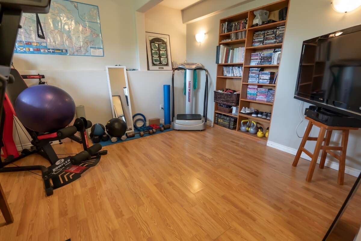  Bright 4-Bed Custom Estate on 17 Private Acres 