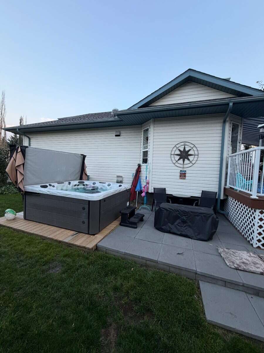Beautifully Maintained Bungalow/ Small Town Living