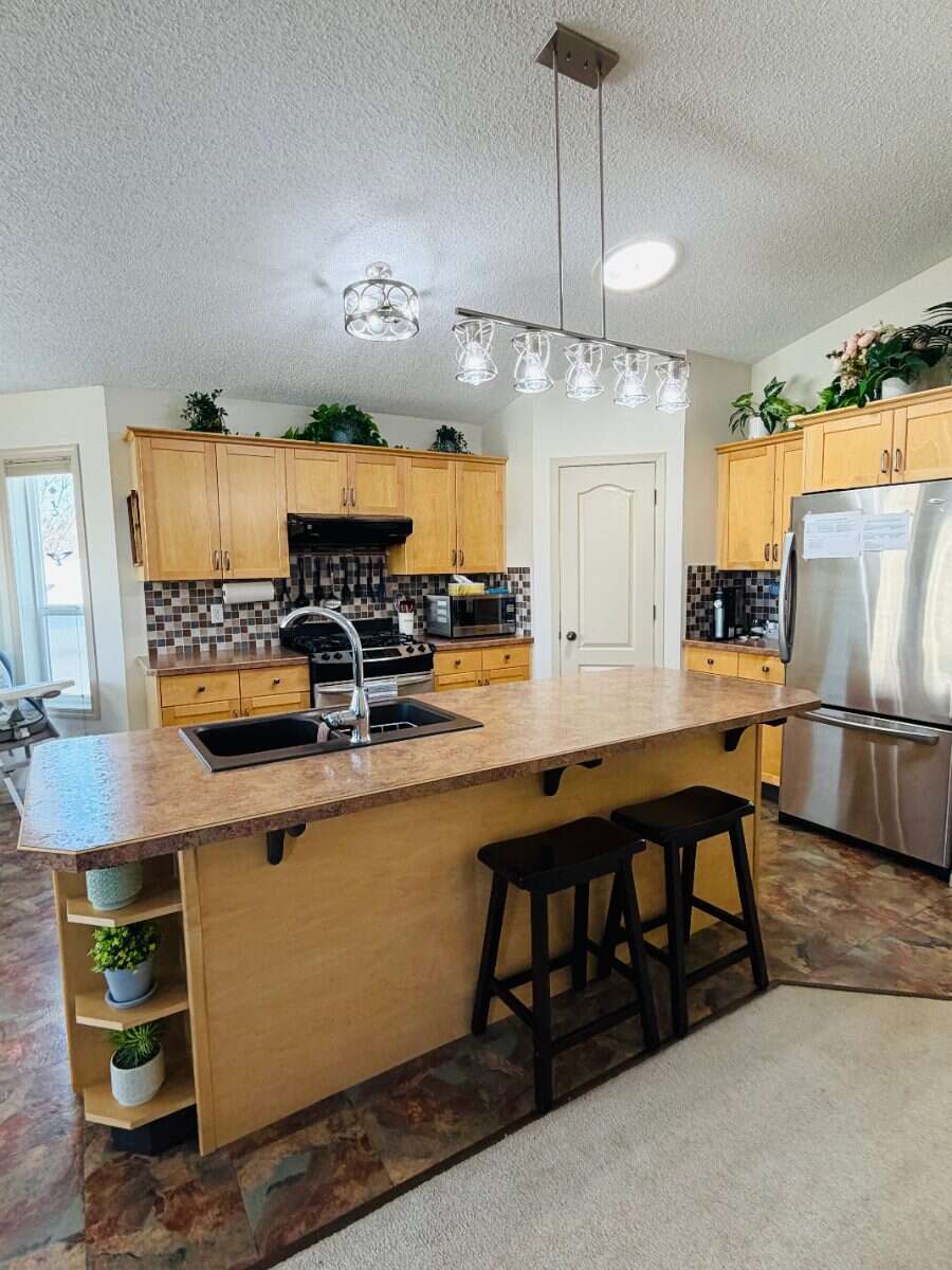 Beautifully Maintained Bungalow/ Small Town Living