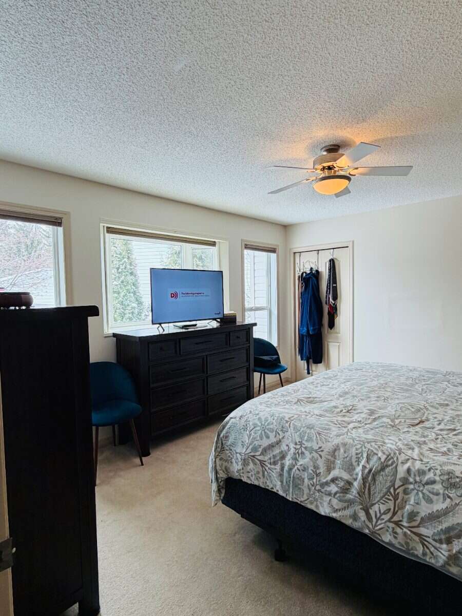 Beautifully Maintained Bungalow/ Small Town Living