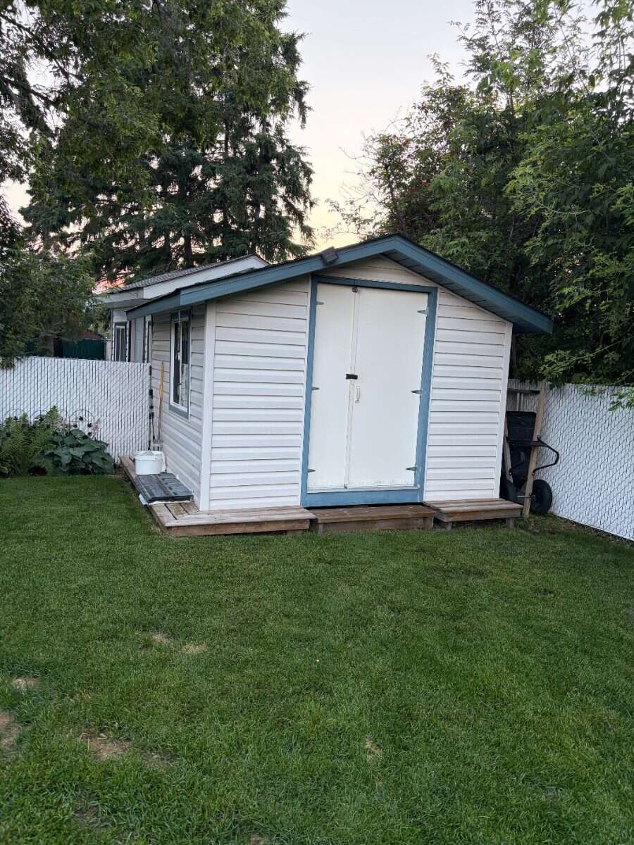 Beautifully Maintained Bungalow/ Small Town Living