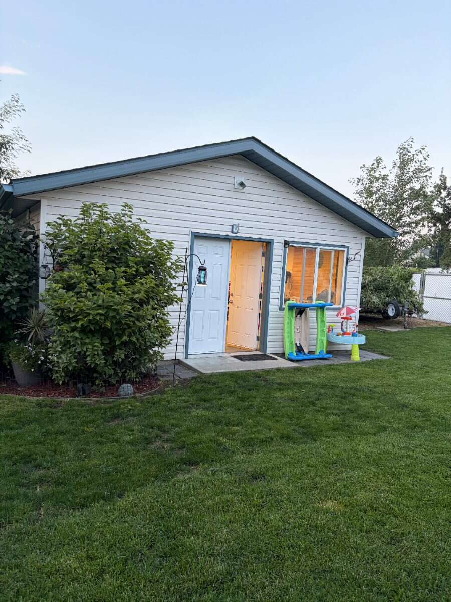 Beautifully Maintained Bungalow/ Small Town Living