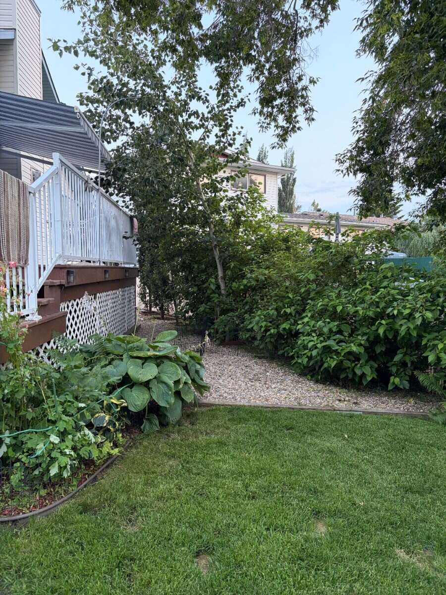 Beautifully Maintained Bungalow/ Small Town Living