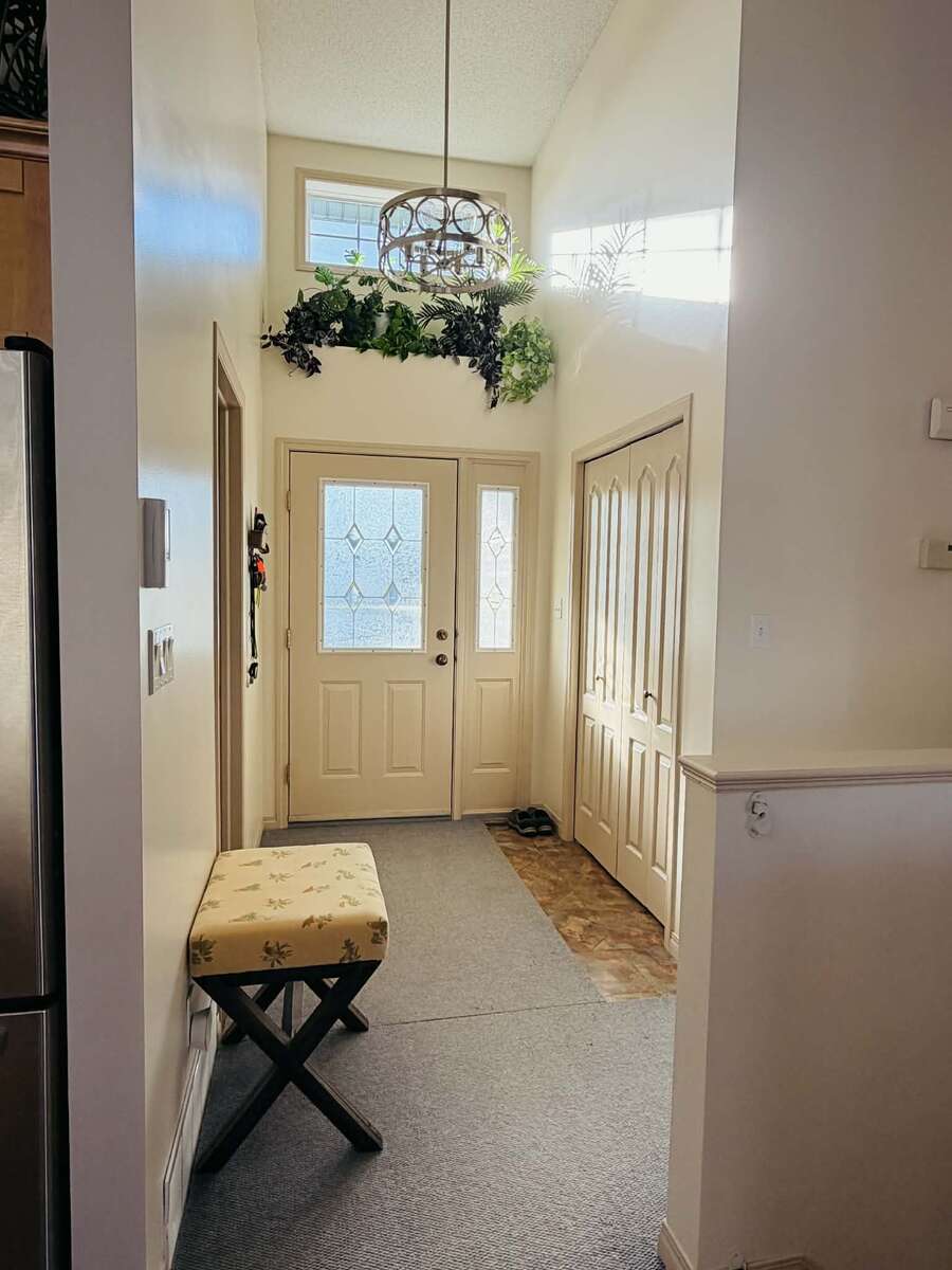 Beautifully Maintained Bungalow/ Small Town Living