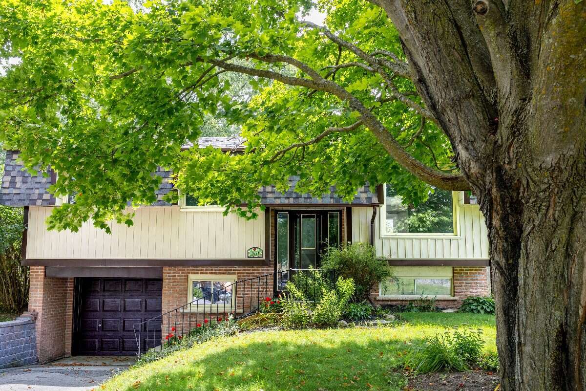 WELL KEPT RAISED BUNGALOW. Owned by Builder 25 yr