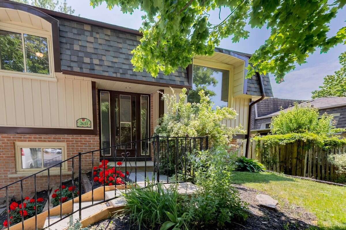 WELL KEPT RAISED BUNGALOW. Owned by Builder 25 yr