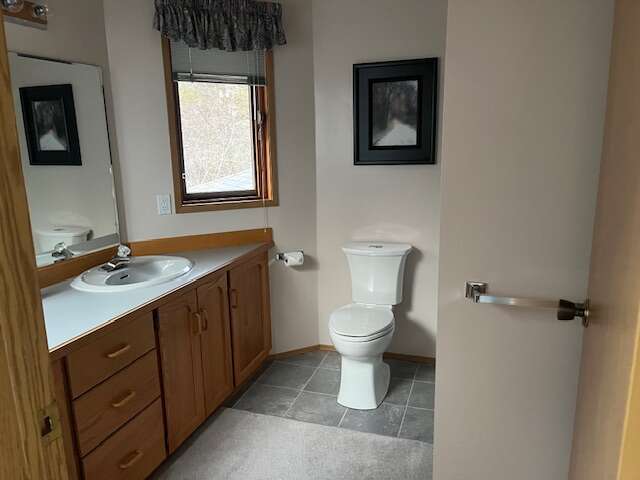 2 nd upstairs bathroom