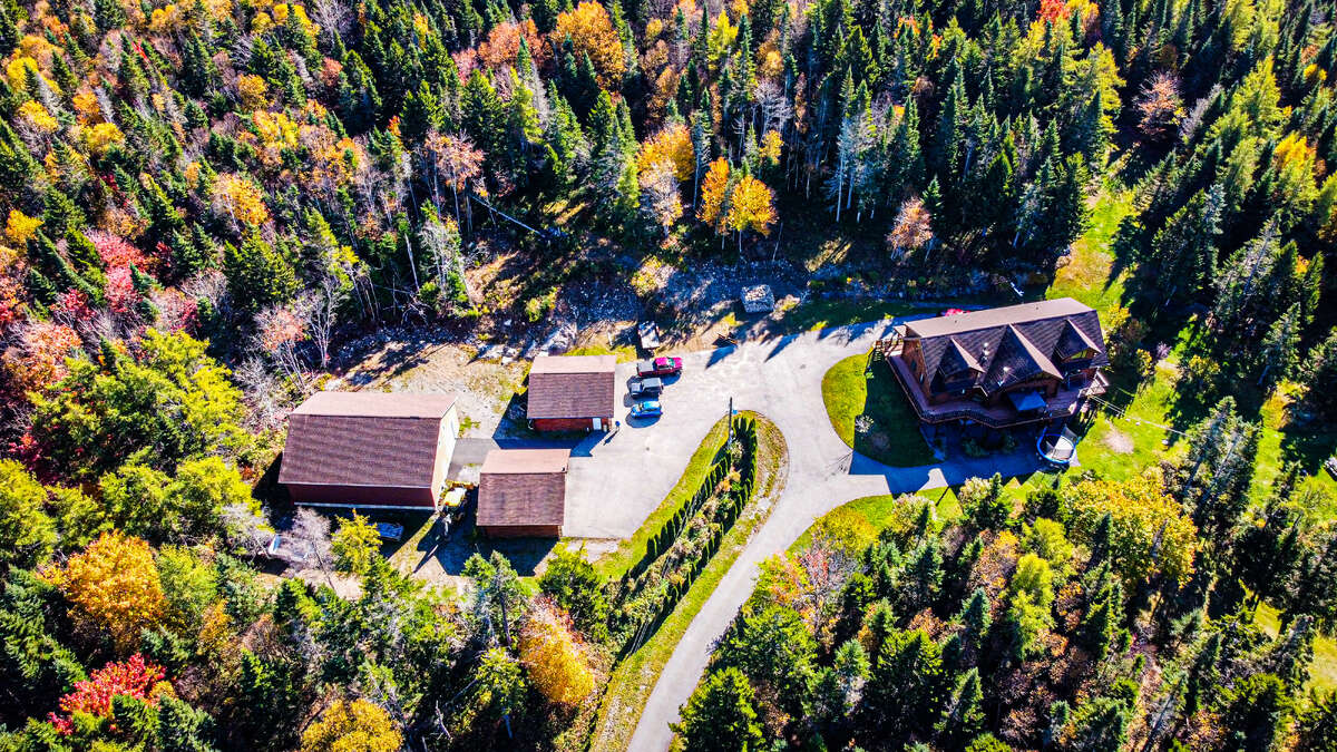 Beautifil view of the house and garages