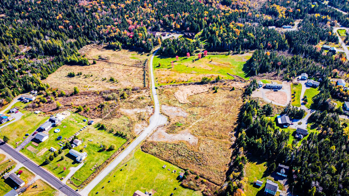 Beautifil view of the house and garages