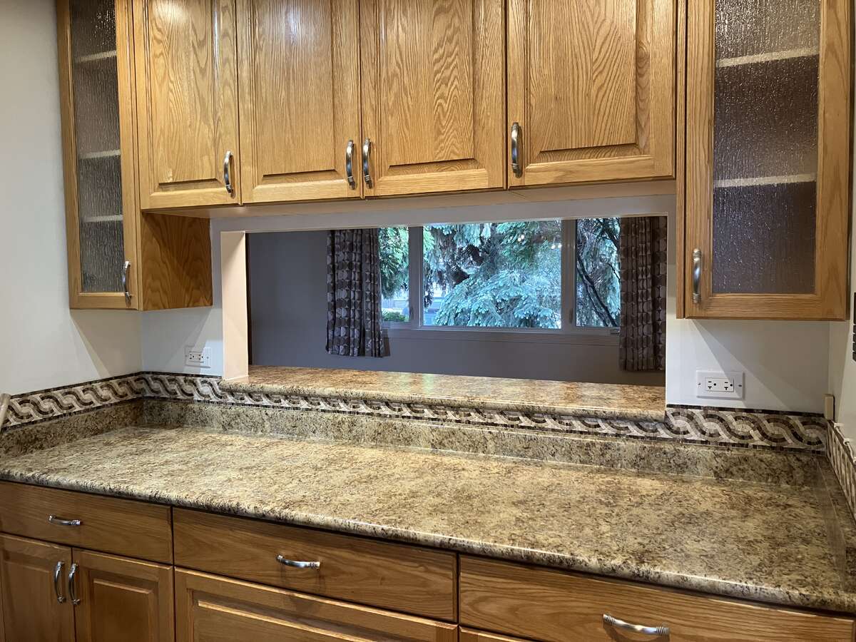 Open access to eating area from kitchen