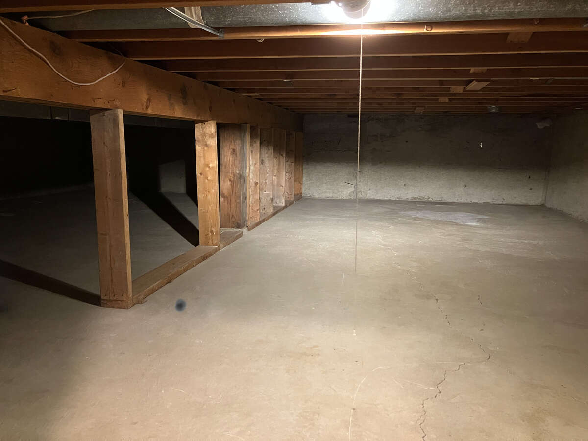 Spacious storage/crawl space under main floor living