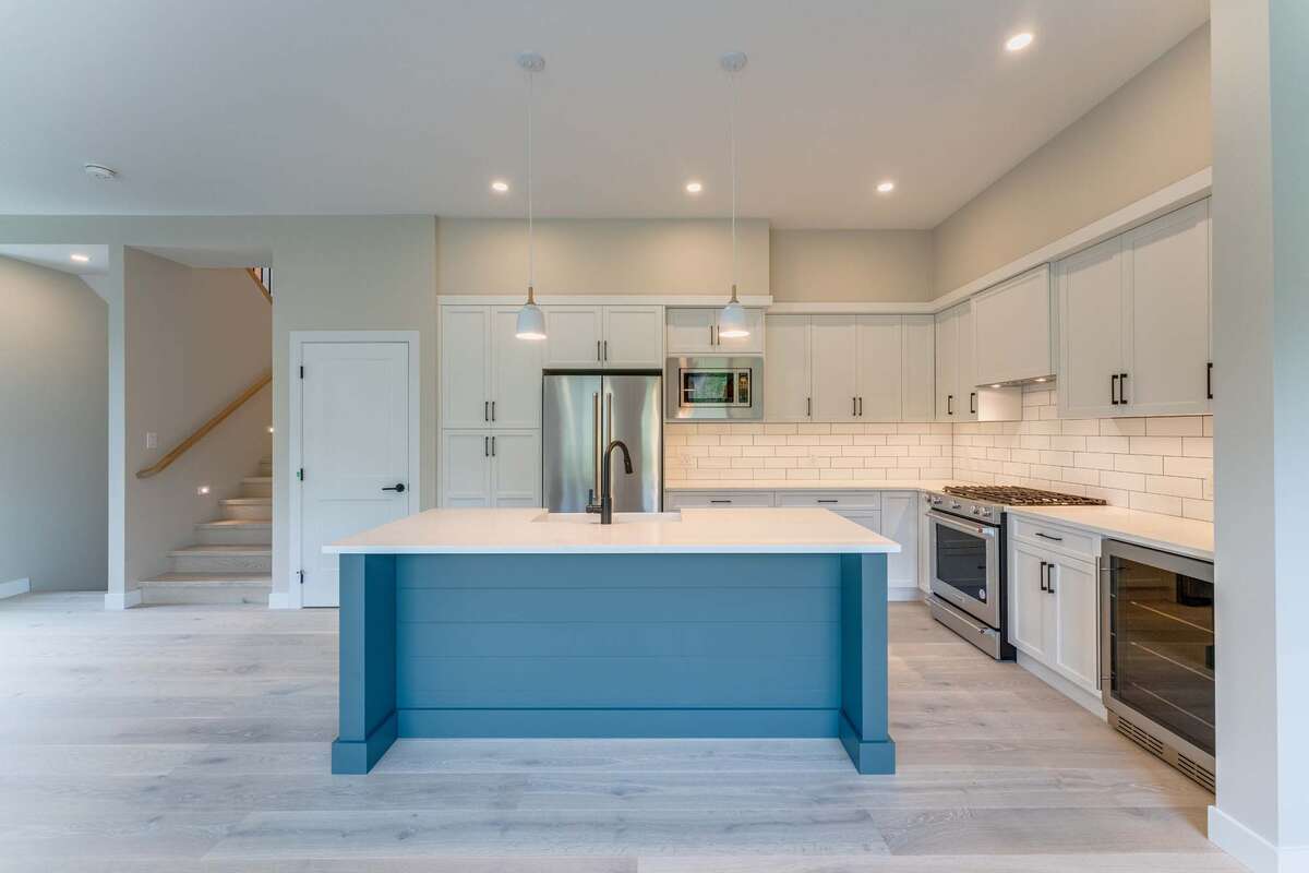 Townhouse / 5-Plex / Waterfront Property For Sale in Kelowna, British Columbia - 3+1 bdrm, 2.5 bath (47, 1550 Union Drive)