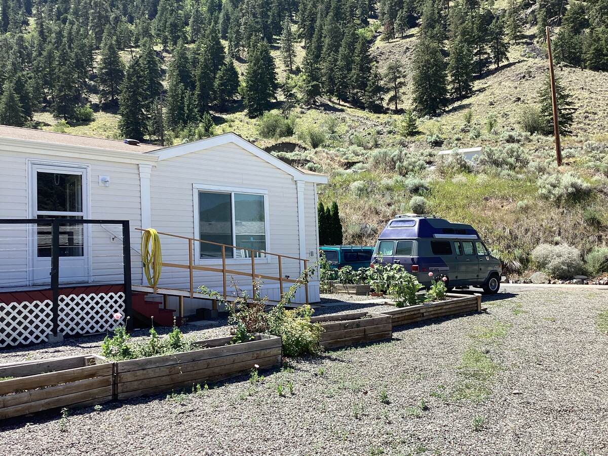 Mobile Home / Cottage For Sale in Keremeos, BC - 2 bed, 1 bath