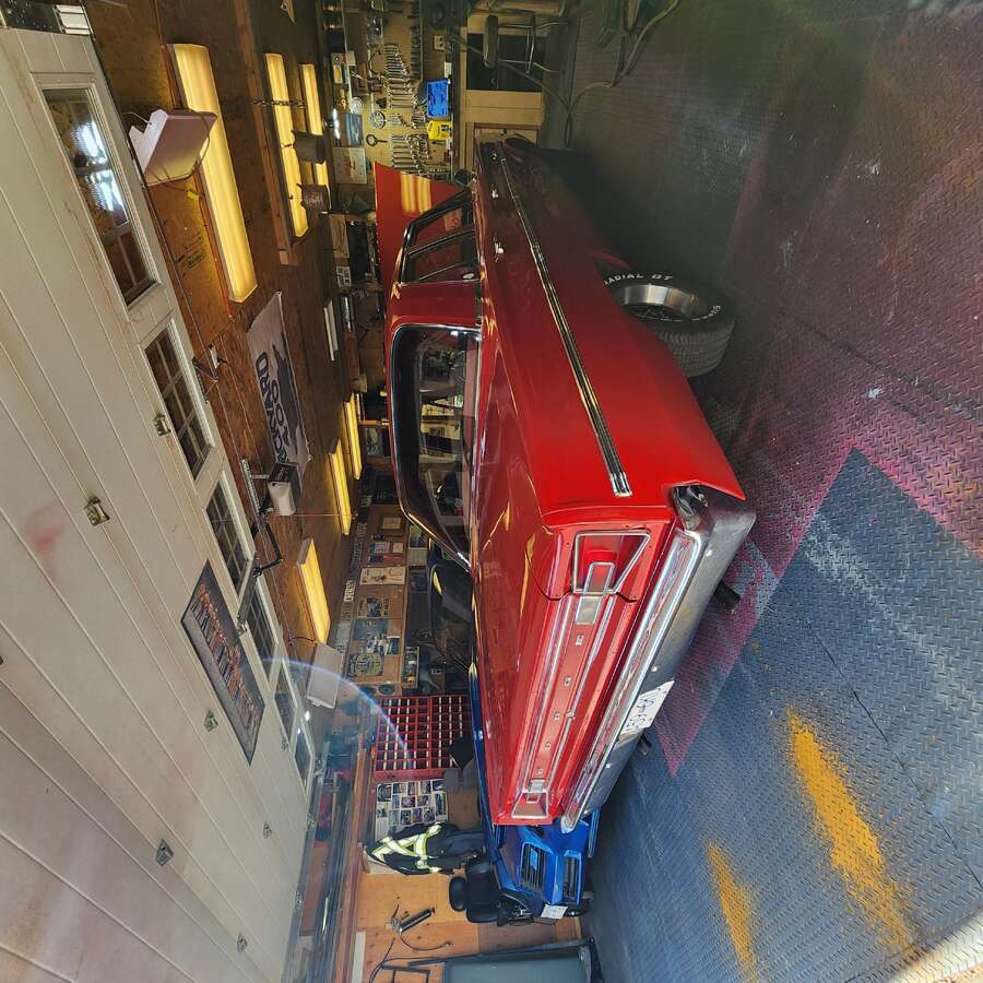 Large 20'9" x 27'8" garage