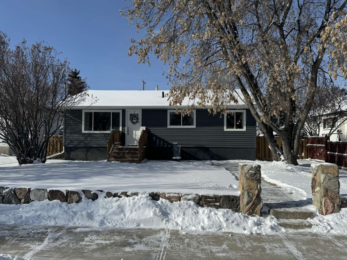 House / Bungalow For Sale in Drayton Valley, AB - 4 bed, 2 bath