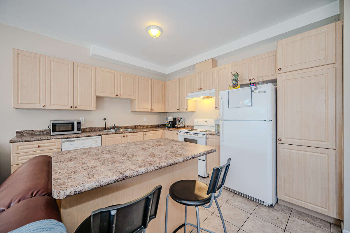 Kitchen/dining area.