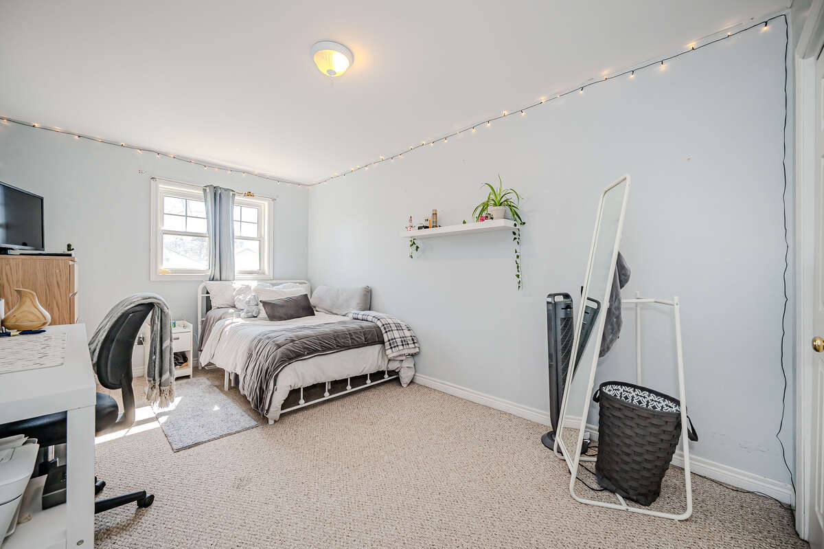 Second upstairs bedroom: 15' 6" x 9' 9"