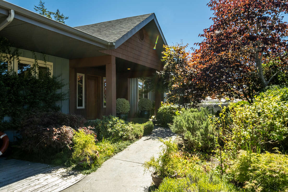 South view from driveway across front of thouse