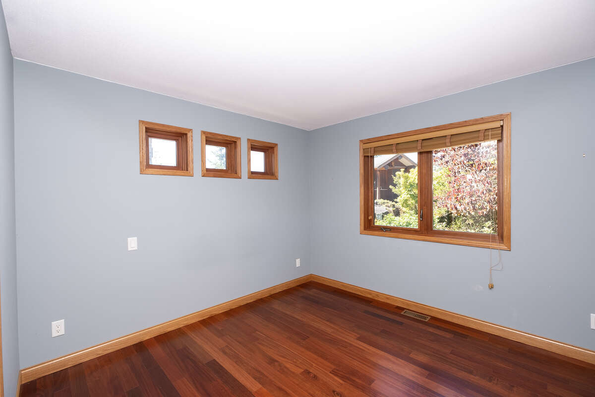 2nd BR or guest room with access to main 4pc bath