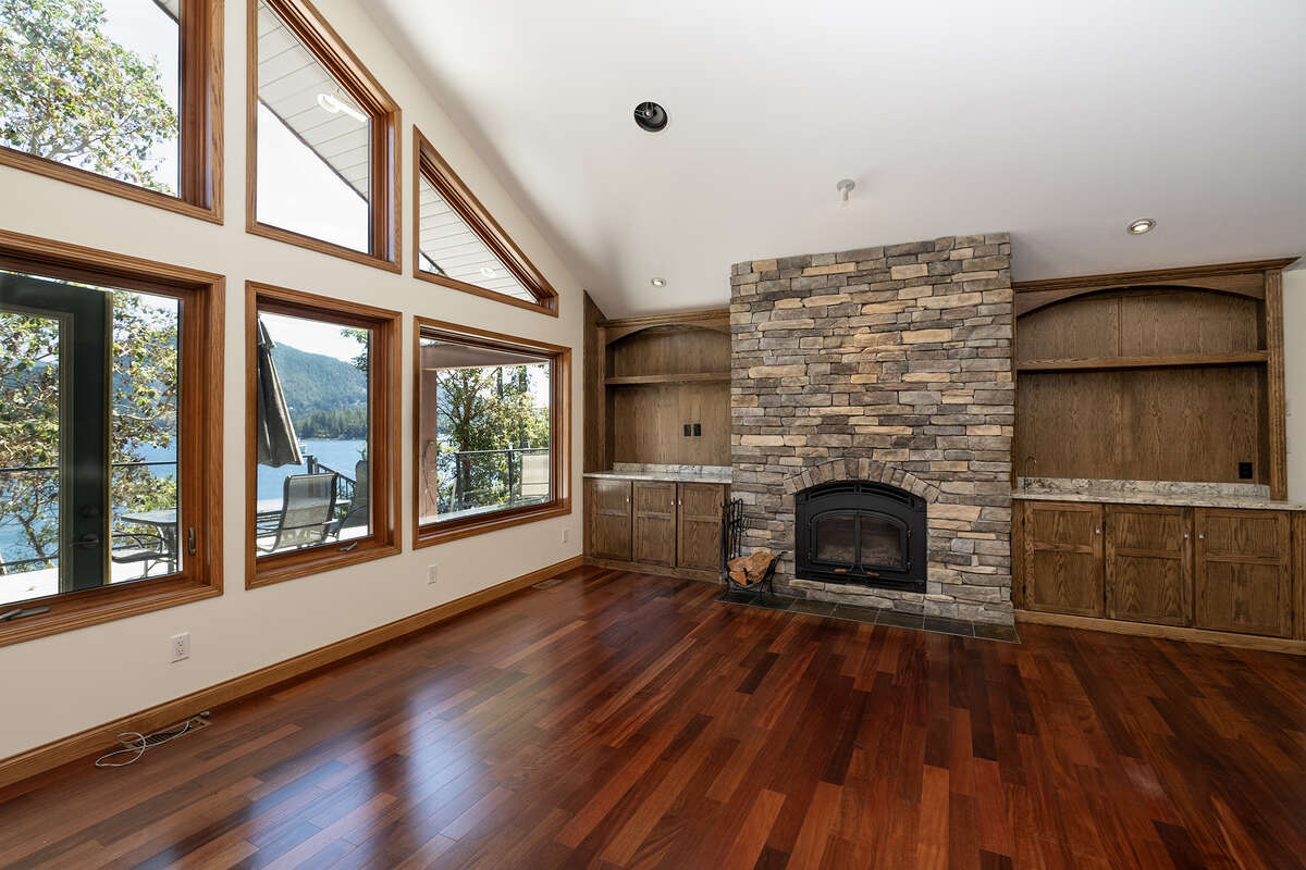 Great Room, fireplace, entertainment centre and wet bar