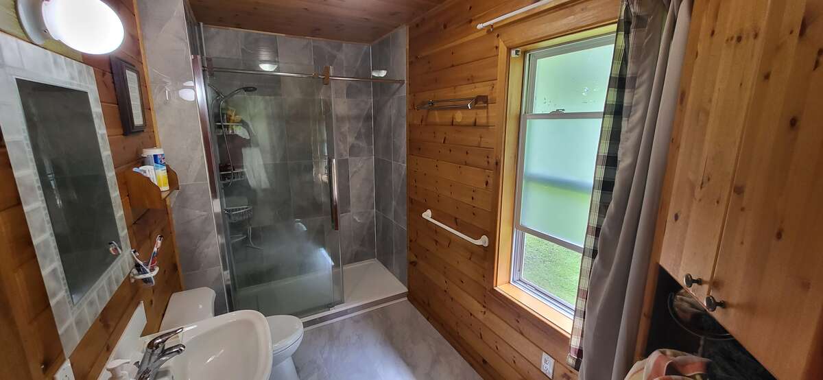 3 pieces bathroom.