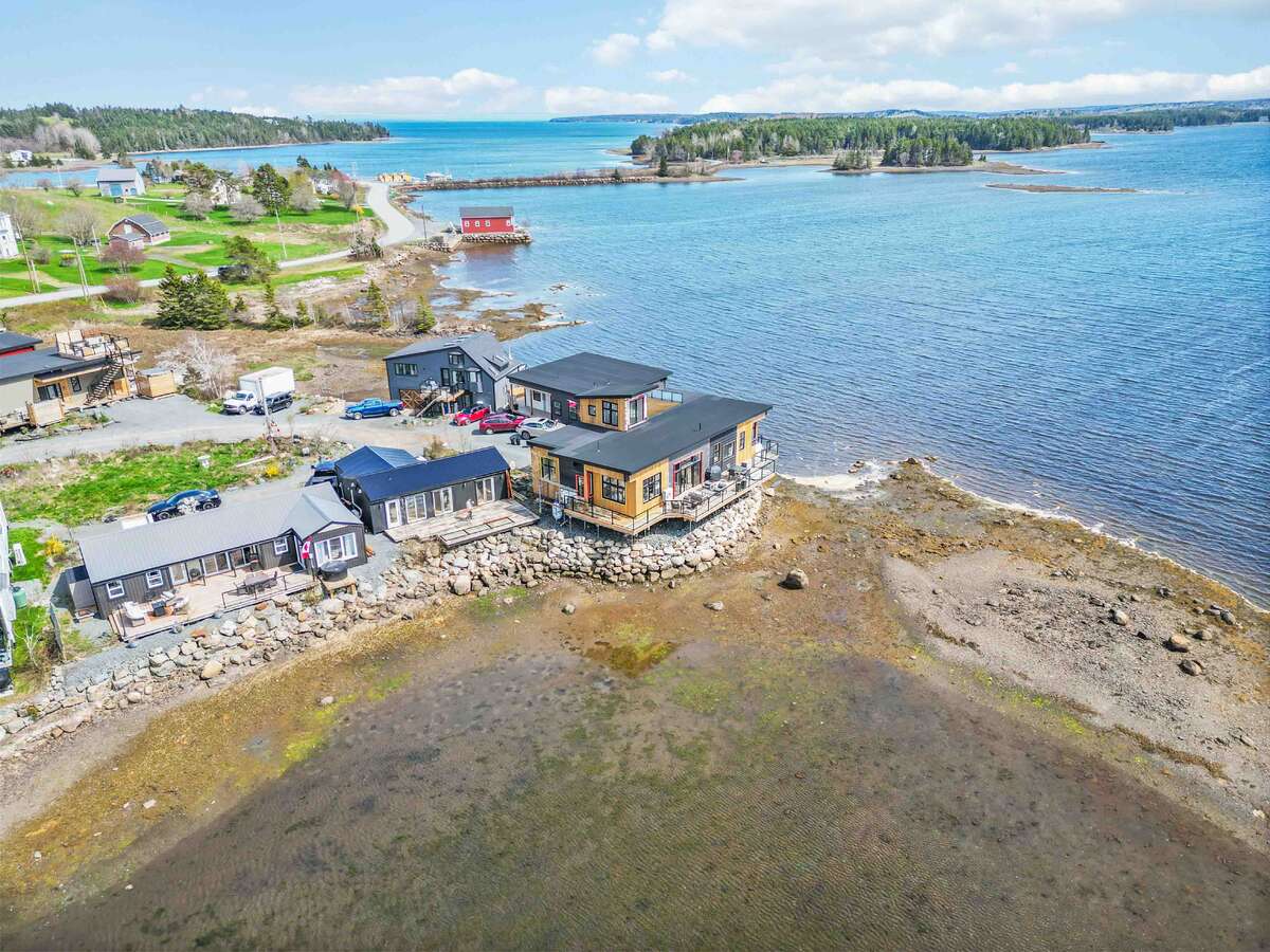 Waterfront Property / Condo / Cottage / House / Island with Building(s) For Sale in Lunenburg, Nova Scotia - 2+1 bdrm, 2 bath (5, 693 Mason Beach Rd)