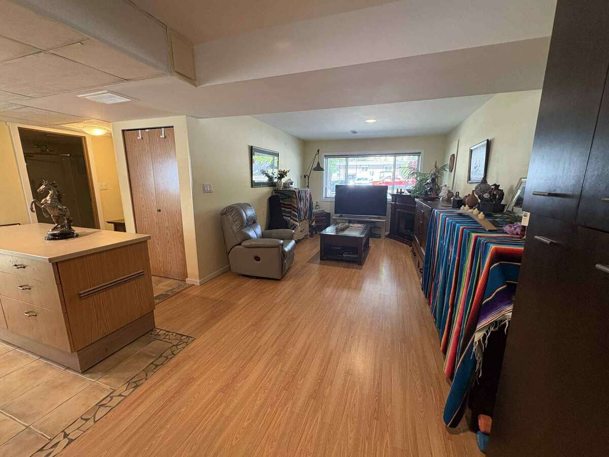 Suite Living room 11+ ft wide