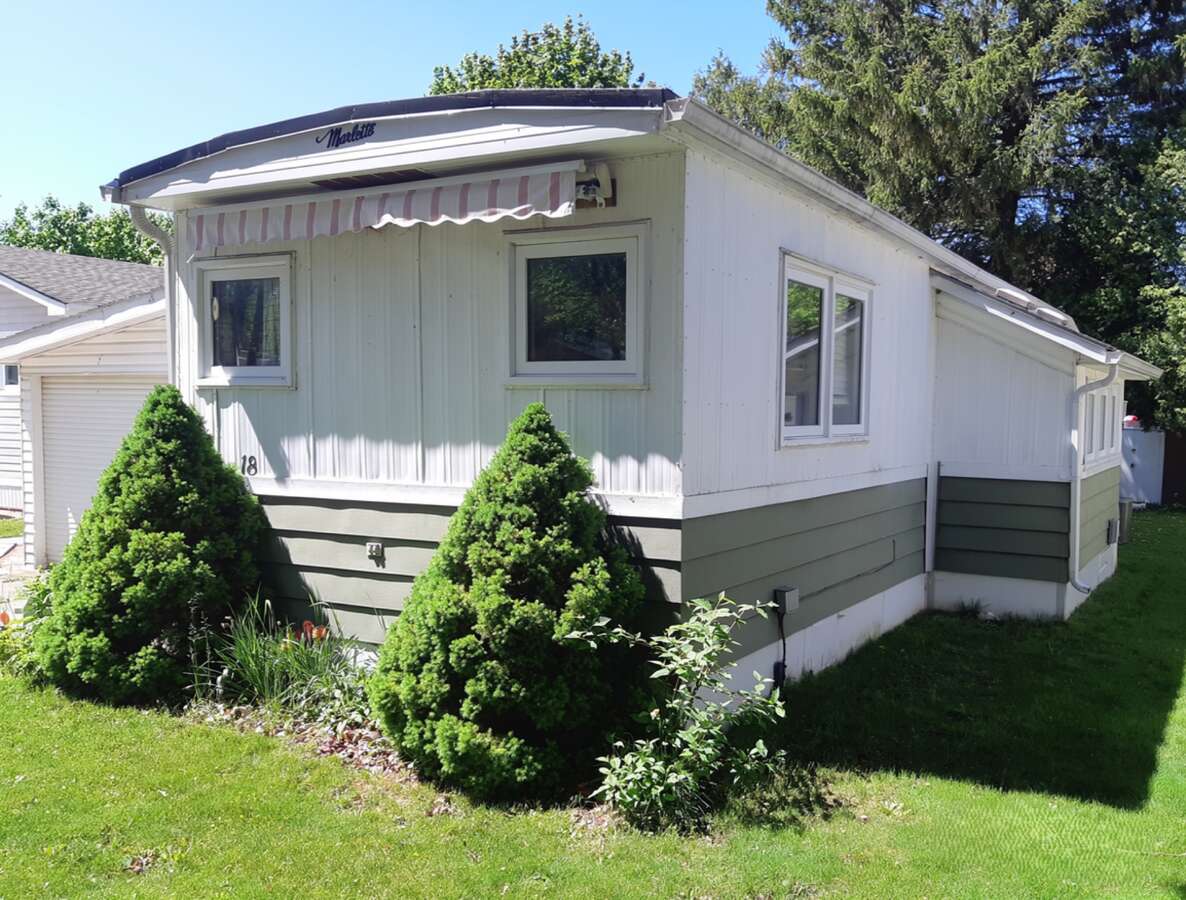 Year-round w/yard; use of rec. hall & outdoor pool