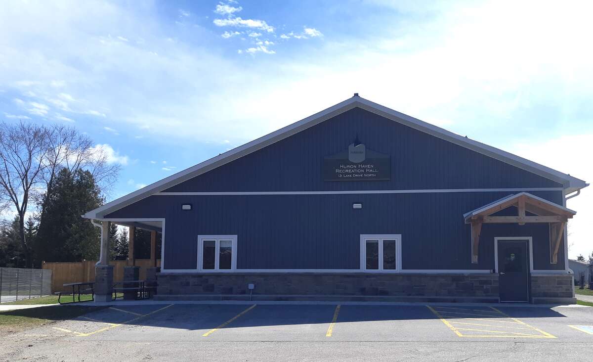 Year-round w/yard; use of rec. hall & outdoor pool