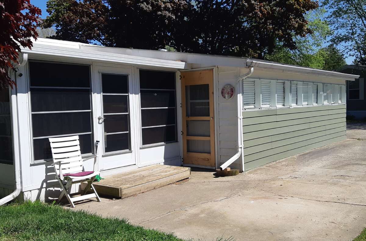 Year-round w/yard; use of rec. hall & outdoor pool