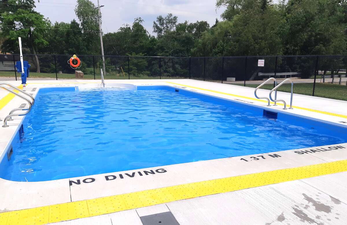 Year-round w/yard; use of rec. hall & outdoor pool
