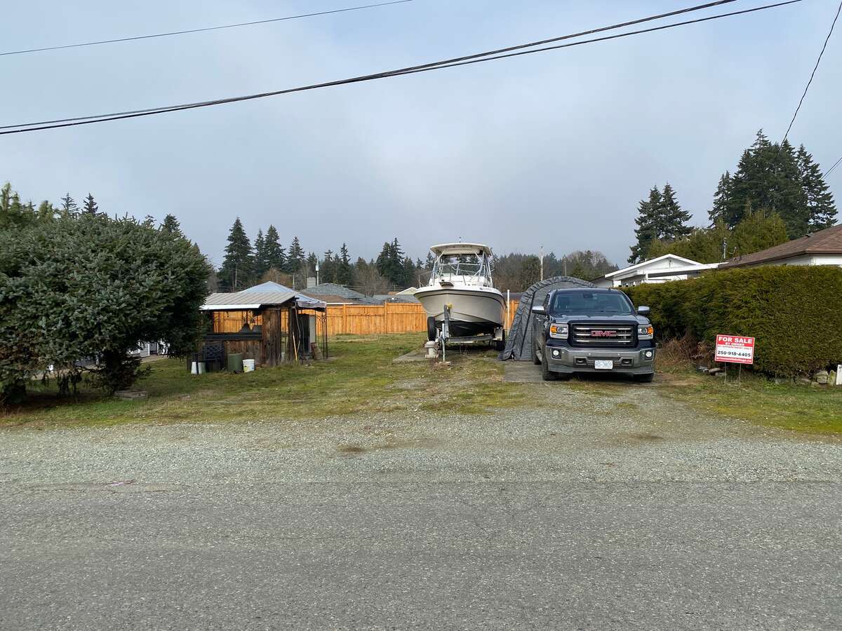 Street frontage view; all visible items to be removed upon sale finalization