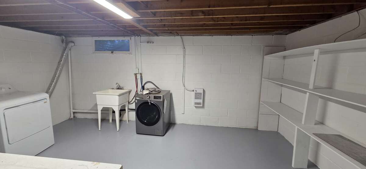 **NEWLY RENOVATED 3 BEDROOM TOWNHOUSE FOR RENT**