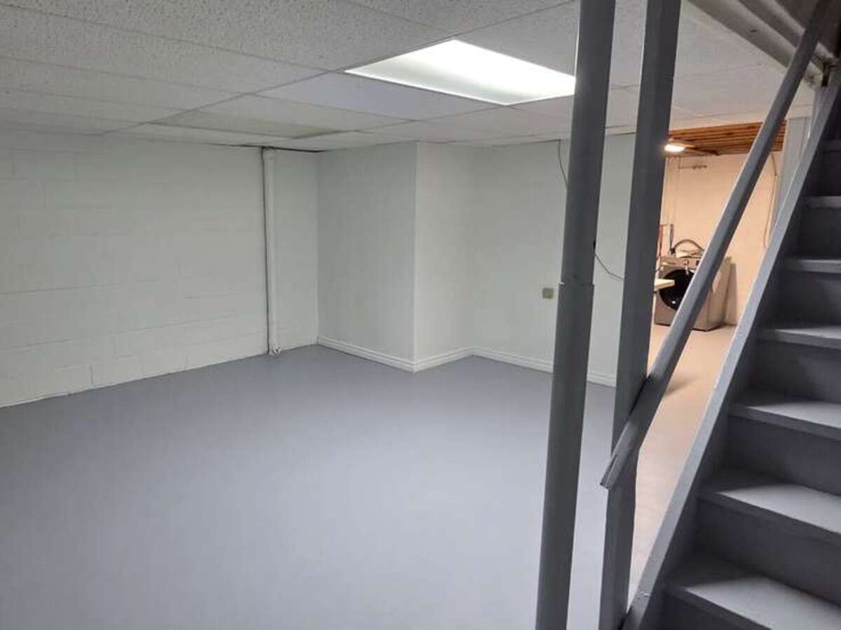 **NEWLY RENOVATED 3 BEDROOM TOWNHOUSE FOR RENT**