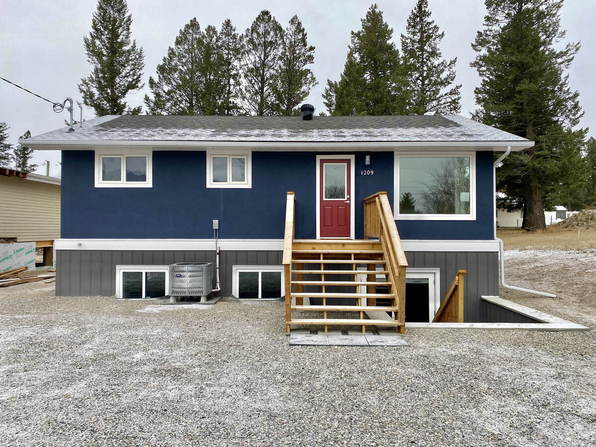 House / Detached House For Sale in Invermere, BC - 3 bed, 1 bath