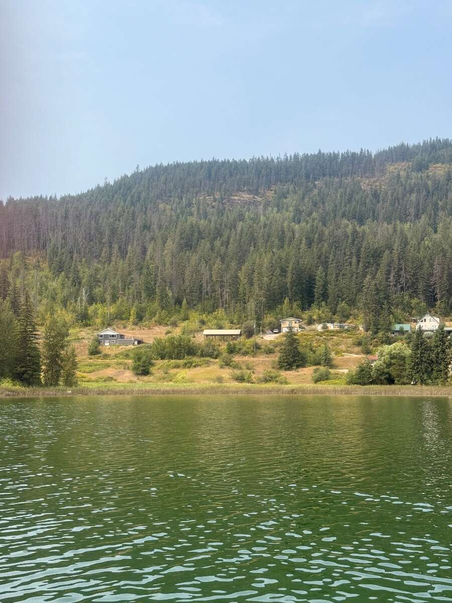 3+ Gorgeous Lakeview Acreage. House & Barn