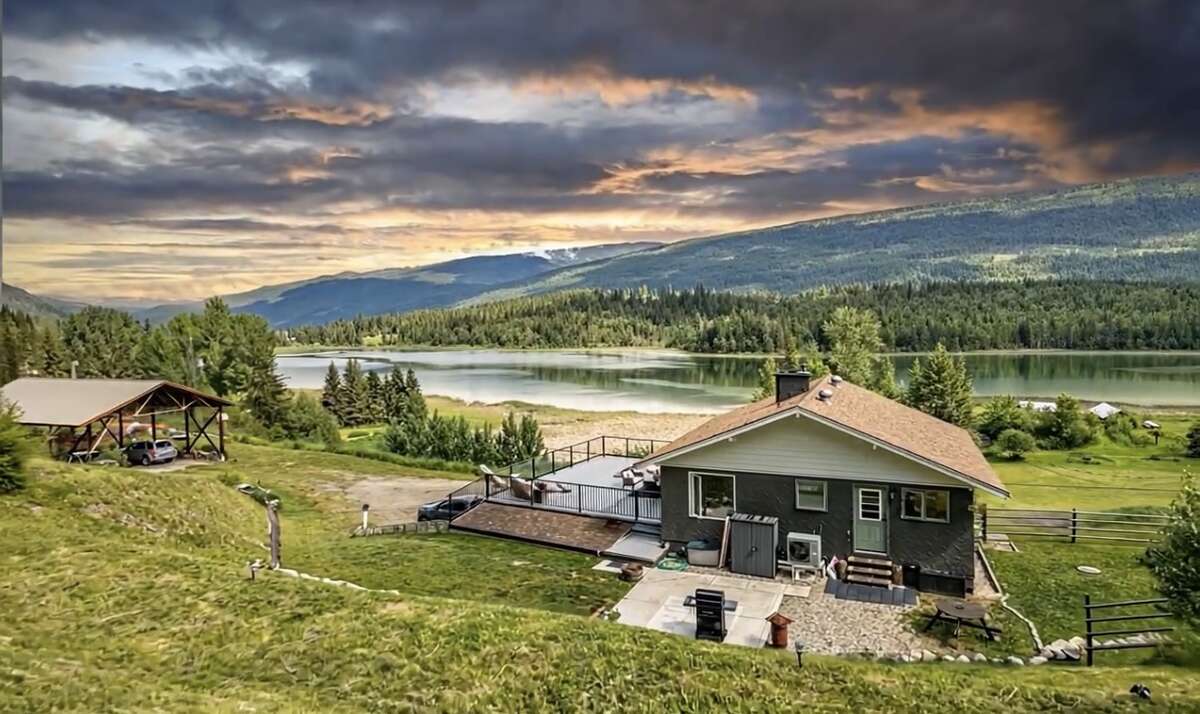 3+ Gorgeous Lakeview Acreage. House & Barn