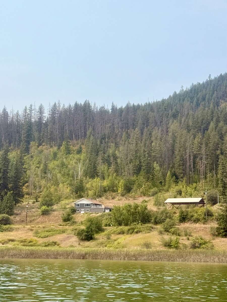 3+ Gorgeous Lakeview Acreage. House & Barn