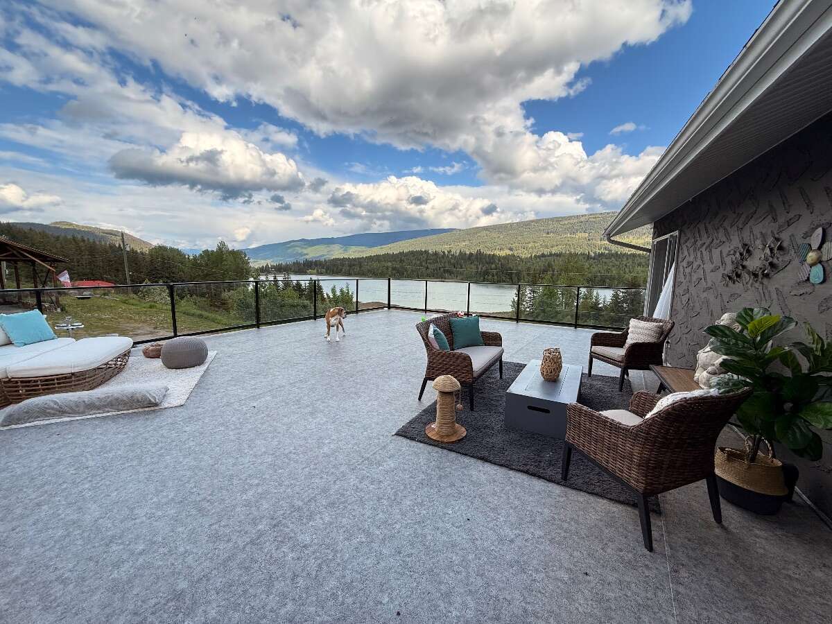 House & Barn/Shop 3+Private Lakeview Acres.